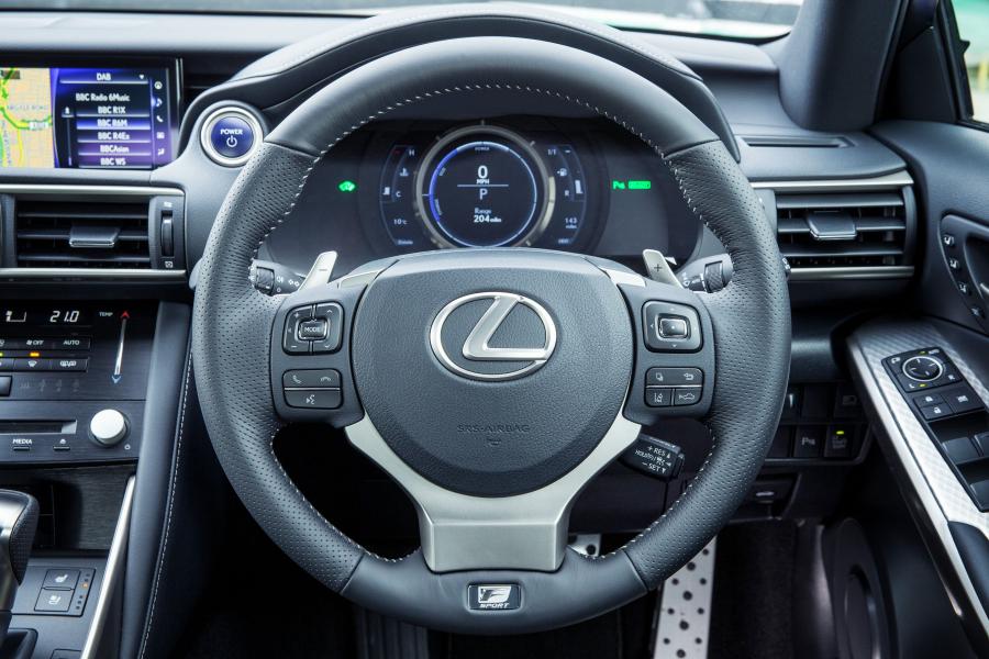 Панель приборов Lexus IS300h F-Sport 2016 года  (UK) (фото 16 из 17)
